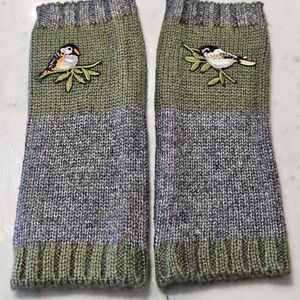 BNWOT - Green and Gray Bird Embroidered Knitted Fingerless Gloves